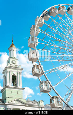 La roue d'observation sur une journée ensoleillée, place Kontraktova, Kiev, Ukraine Banque D'Images