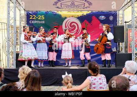 Groupe folklorique polonais des musiciens qui jouent sur scène Marynia Etnovyr Festival du Folklore à Lviv. Lviv, Ukraine - le 23 août 2019 Banque D'Images