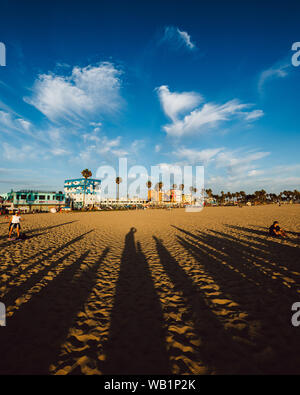 LOS ANGELES, États-Unis - 03 août 2019 : de longues ombres sur Venice Beach Los Angeles USA Banque D'Images