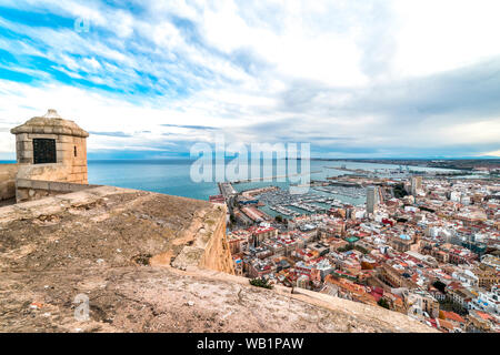 Le paysage de la station balnéaire de ville d'Alicante aux murs de la Santa Bárbara, Espagne, Avril2019 Banque D'Images