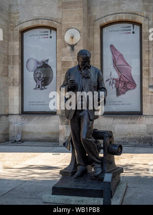 PARIS, FRANCE - 03 AOÛT 2018 : statue de Zénobé Gram (par Mathurin Moreau) au Musée des Arts et métiers - un musée du Design industriel. Banque D'Images