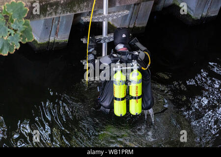 Berlin, Allemagne. Août 23, 2019. Un plongeur de la police peut être vu sur une échelle sur la rive de la Spree Holstein. Credit : Christoph Soeder/dpa/Alamy Live News Banque D'Images