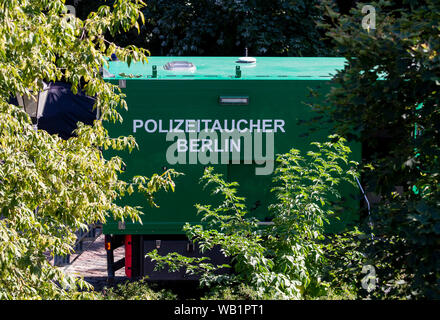 Berlin, Allemagne. Août 23, 2019. Un véhicule de la police divers Berlin est à l'Holsteiner Ufer près de la rivière Spree. Credit : Christoph Soeder/dpa/Alamy Live News Banque D'Images