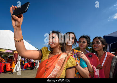 Watford, Royaume-Uni. 23 août 2019. Les dévots prendre un de selfies célébrer la naissance du Seigneur Krishna Janmashtami au festival au Bhaktivedanta Manor temple Hare Krishna à Watford, Hertfordshire. Le manoir a été donné à la mouvement Hare Krishna par ex Beatle George Harrison et accueille chaque année le plus grand festival de Janmashtami en dehors de l'Inde. Crédit : Stephen Chung / Alamy Live News Banque D'Images