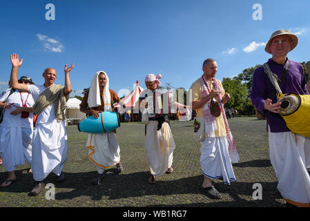 Watford, Royaume-Uni. 23 août 2019. Les dévots célébrer la naissance du Seigneur Krishna Janmashtami au festival au Bhaktivedanta Manor temple Hare Krishna à Watford, Hertfordshire. Le manoir a été donné à la mouvement Hare Krishna par ex Beatle George Harrison et accueille chaque année le plus grand festival de Janmashtami en dehors de l'Inde. Crédit : Stephen Chung / Alamy Live News Banque D'Images