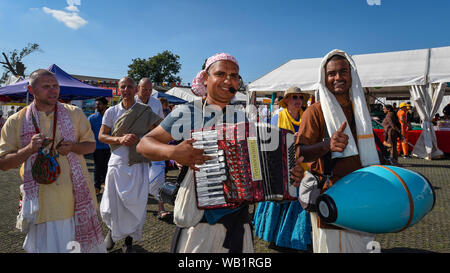 Watford, Royaume-Uni. 23 août 2019. Les dévots célébrer la naissance du Seigneur Krishna Janmashtami au festival au Bhaktivedanta Manor temple Hare Krishna à Watford, Hertfordshire. Le manoir a été donné à la mouvement Hare Krishna par ex Beatle George Harrison et accueille chaque année le plus grand festival de Janmashtami en dehors de l'Inde. Crédit : Stephen Chung / Alamy Live News Banque D'Images