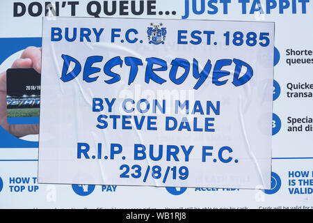 Bury, Lancashire. UK. 23 août 2019. Fans de Bury FC ont fait leur manière de domaine la Lane ce matin, l'espoir d'être sauvé de l'extinction. L'impopulaire président du club, Steve Dale, a jusqu'à minuit pour éviter l'expulsion de la Ligue anglaise de football. Banque D'Images