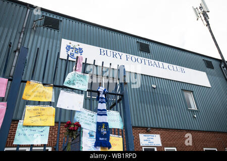 Bury, Lancashire. UK. 23 août 2019. Fans de Bury FC ont fait leur manière de domaine la Lane ce matin, l'espoir d'être sauvé de l'extinction. L'impopulaire président du club, Steve Dale, a jusqu'à minuit pour éviter l'expulsion de la Ligue anglaise de football. Banque D'Images