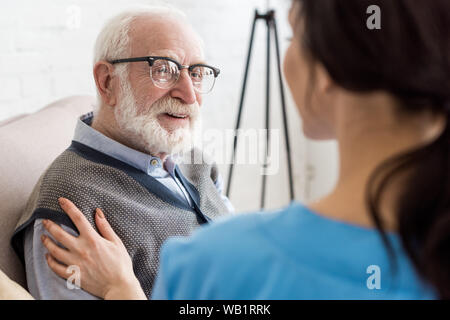 Portrait de l'homme aux cheveux gris et gaie à l'infirmière à Banque D'Images