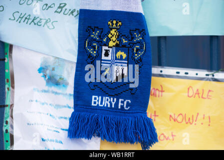 Bury, Lancashire. UK. 23 août 2019. Fans de Bury FC ont fait leur manière de domaine la Lane ce matin, l'espoir d'être sauvé de l'extinction. L'impopulaire président du club, Steve Dale, a jusqu'à minuit pour éviter l'expulsion de la Ligue anglaise de football. Banque D'Images