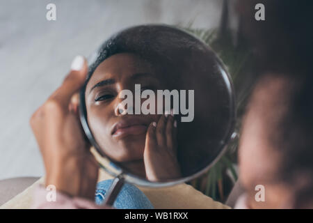 Contrarié african american woman looking at miroir tout en souffrant de douleur à la mâchoire Banque D'Images