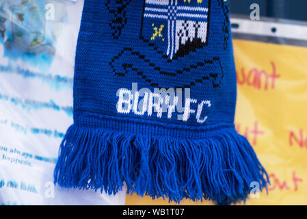 Bury, Lancashire. UK. 23 août 2019. Fans de Bury FC ont fait leur manière de domaine la Lane ce matin, l'espoir d'être sauvé de l'extinction. L'impopulaire président du club, Steve Dale, a jusqu'à minuit pour éviter l'expulsion de la Ligue anglaise de football. Banque D'Images