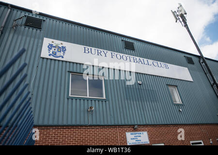 Bury, Lancashire. UK. 23 août 2019. Fans de Bury FC ont fait leur manière de domaine la Lane ce matin, l'espoir d'être sauvé de l'extinction. L'impopulaire président du club, Steve Dale, a jusqu'à minuit pour éviter l'expulsion de la Ligue anglaise de football. Banque D'Images