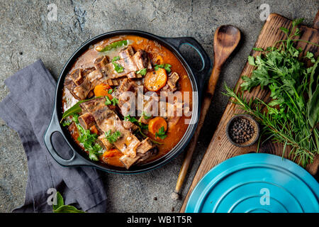 Côtes de boeuf bourguignon. Côte de boeuf à l'étuvée avec carottes, oignons au vin rouge. France lave Banque D'Images