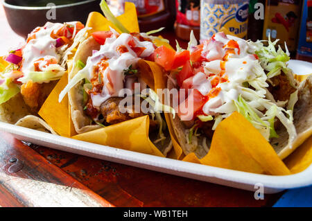 Tacos au poisson, fruits de mer en pâte à basse Californie tacos, servi avec des légumes frais et les sauces Banque D'Images