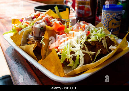 Tacos au poisson, fruits de mer en pâte à basse Californie tacos, servi avec des légumes frais et les sauces Banque D'Images