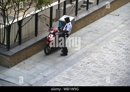 L'émission du préposé au stationnement billet pour une moto sur Londres Banque D'Images