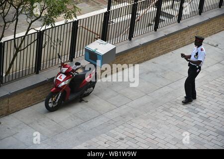 L'émission du préposé au stationnement billet pour une moto sur Londres Banque D'Images