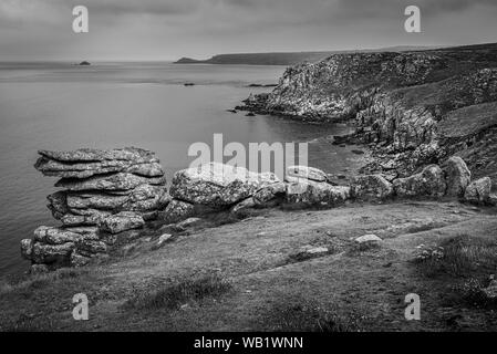 Photo noir et blanc de la côte rocheuse autour de Lands End, Cornwall Banque D'Images