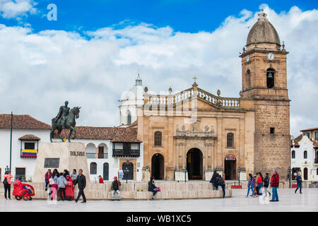 TUNJA, COLOMBIE - AOÛT, 2019 : Basilique de Saint Jacques l'Apôtre et la Place Bolivar dans le centre-ville de Tunja Banque D'Images