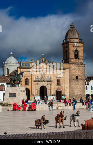 TUNJA, COLOMBIE - AOÛT, 2019 : Basilique de Saint Jacques l'Apôtre et la Place Bolivar dans le centre-ville de Tunja Banque D'Images