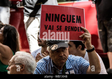 Un homme tenant une pancarte disant : "Personne n'est prêt à abandonner' pendant la manifestation.manifestants ont bloqué la rue en face de l'Ambassade du Brésil à une extinction Espagne Rébellion Bolsonaro Jaďr, protestation contre le Président, à Madrid. Banque D'Images