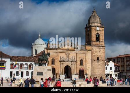 TUNJA, COLOMBIE - AOÛT, 2019 : Basilique de Saint Jacques l'Apôtre et la Place Bolivar dans le centre-ville de Tunja Banque D'Images