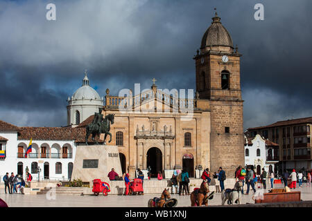 TUNJA, COLOMBIE - AOÛT, 2019 : Basilique de Saint Jacques l'Apôtre et la Place Bolivar dans le centre-ville de Tunja Banque D'Images