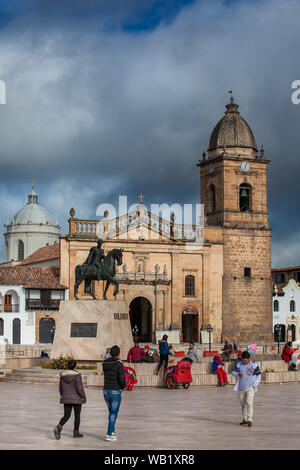 TUNJA, COLOMBIE - AOÛT, 2019 : Basilique de Saint Jacques l'Apôtre et la Place Bolivar dans le centre-ville de Tunja Banque D'Images