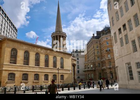 Londres, Royaume-Uni, août 2019 ; All Souls Church, le Langham Place en face de BBC Broadcasting House. Banque D'Images