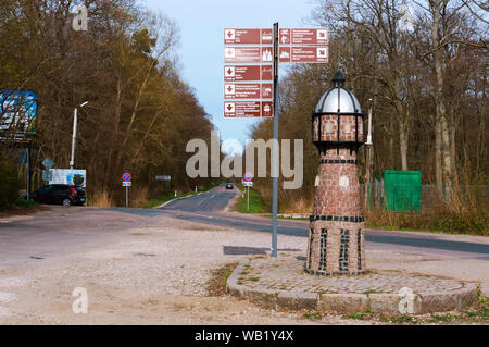 Phare Phare, mer stylisée sculpture à l'entrée de la réserve, de Courlande, région de Kaliningrad, Russie, Europe de l'Est, le 20 avril, 201 Banque D'Images