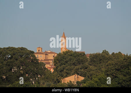 Tour de l'horloge sur l'église dans le village médiéval de Recanati dans les Marches ou le région des Marches de l'Italie centrale près de la ville de Macerata Banque D'Images