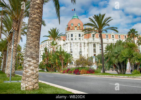 Hôtel de luxe historique célèbre le Negresco à Nice France Europe sur la promenade de l'anglais. Banque D'Images