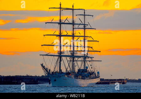 Le grand navire polonais Dar Młodzieży, est en photo, naviguant jusqu'à son dernier port d'appel Greenwich, après avoir effectué un tour du monde. Banque D'Images