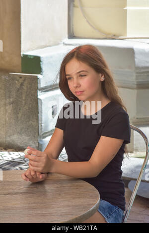 Young Beautiful woman eating bar. Belle petite fille manger des bonbons de coco. Adorable petite fille heureuse .Portrait of caucasian kid vivez l'été vacat Banque D'Images