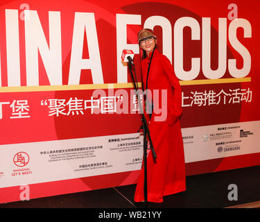 Edinburgh, Royaume-Uni. Août 22, 2019. Chorégraphe et danseur chinois Yang Liping promenades sur la scène pour prendre la parole à l'événement tenu en Chine Festival Theatre à Édimbourg, Écosse, Royaume-Uni, le 22 août 2019. Les productions sélectionnées pour 2019 l'accent de la Chine ont tous fait de débuts au Festival d'art d'Édimbourg, avec la dernière, Sacre du printemps chorégraphié par le célèbre danseuse chinoise Yang Liping, aller dans l'émission. Credit : Han Yan/Xinhua/Alamy Live News Banque D'Images