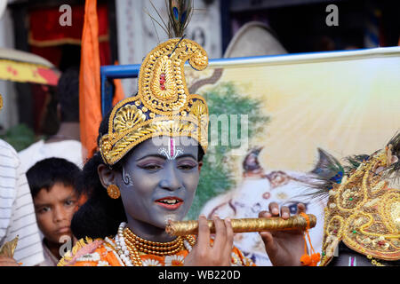 Kolkata, Inde. Août 23, 2019. Les garçons s'habillent en le Seigneur Krishna atours durant la célébration de Krishna Janmastami de Kolkata. (Photo de Saikat Paul/Pacific Press) Credit : Pacific Press Agency/Alamy Live News Banque D'Images