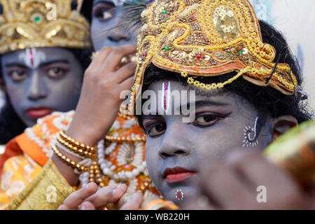 Kolkata, Inde. Août 23, 2019. Les garçons s'habillent en le Seigneur Krishna atours durant la célébration de Krishna Janmastami de Kolkata. (Photo de Saikat Paul/Pacific Press) Credit : Pacific Press Agency/Alamy Live News Banque D'Images