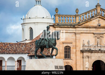 TUNJA, COLOMBIE - AOÛT, 2019 : monument équestre au Libérateur Simon Bolivar avec la Basilique de Saint Jacques l'Apôtre le contexte lors de la Bo Banque D'Images