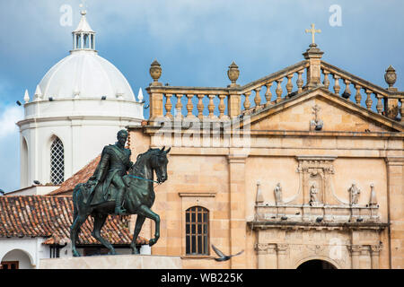 TUNJA, COLOMBIE - AOÛT, 2019 : monument équestre au Libérateur Simon Bolivar avec la Basilique de Saint Jacques l'Apôtre le contexte lors de la Bo Banque D'Images