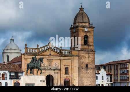 TUNJA, COLOMBIE - AOÛT, 2019 : monument équestre au Libérateur Simon Bolivar avec la Basilique de Saint Jacques l'Apôtre le contexte lors de la Bo Banque D'Images