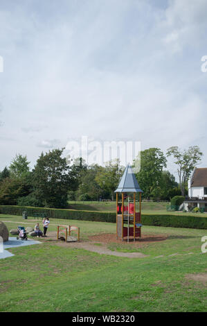 Salt Hill Park, Slough, Berkshire, UK - une aire de jeux pour les jeunes enfants et adolescents. La ville est bien desservie avec des espaces verts et des aires de jeux. Banque D'Images