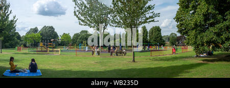 Salt Hill Park, Slough, Berkshire, Royaume-Uni - un terrain de jeu pour les jeunes enfants et les adolescents. Espaces verts. Aires de pique-nique et de jeux. Banque D'Images