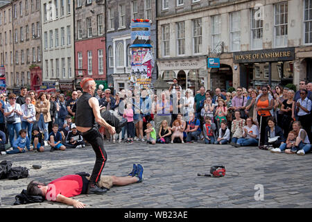 Royal Mile, Edinburgh, Ecosse, Royaume-Uni. 23 août 2019. Le puissant Gareth dans sa 32e année à la périphérie de divertir le public avec juggling ball et de couteaux. Banque D'Images