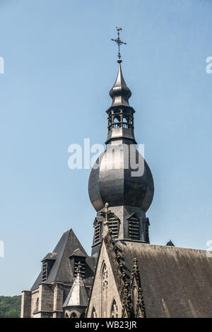 Dinant, Belgique - 26 juin 2019 : noir avec shine haut de flèche de l'église Notre-Dame sur fond de ciel bleu. Banque D'Images