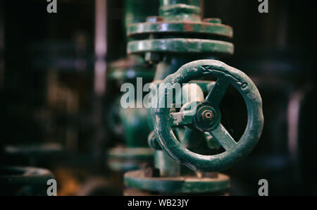 Canalisations industrielles et de close up, l'arrière-plan flou. Old rusty des équipements de contrôle, de l'industrie de l'usine de carburant Banque D'Images