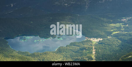 Sommaire de l'Eibsee lac près de Garmisch-Partenkirchen en Bavière à partir de la Zugspitze Banque D'Images