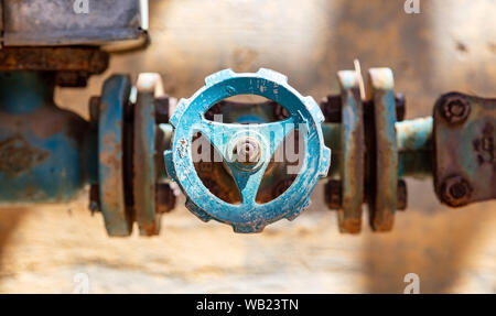 Canalisations industrielles et de close up, l'arrière-plan flou. Old rusty des équipements de contrôle, de l'industrie de l'usine abandonnée Banque D'Images