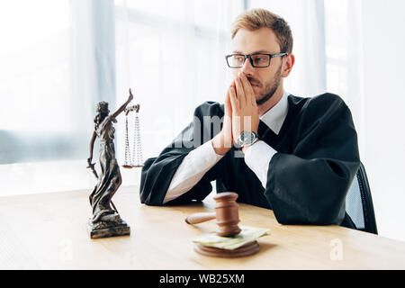 Portrait de l'homme donner pot-de-vin à un partenaire commercial sur blanc Banque D'Images