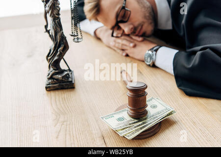 Portrait of businessman donner pot-de-vin à un partenaire commercial sur blanc Banque D'Images